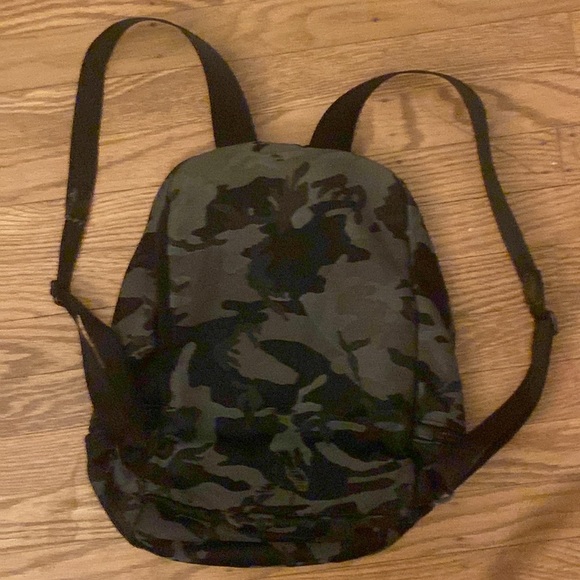 Lululemon city adventure backpack 17L - Picture 2 of 16